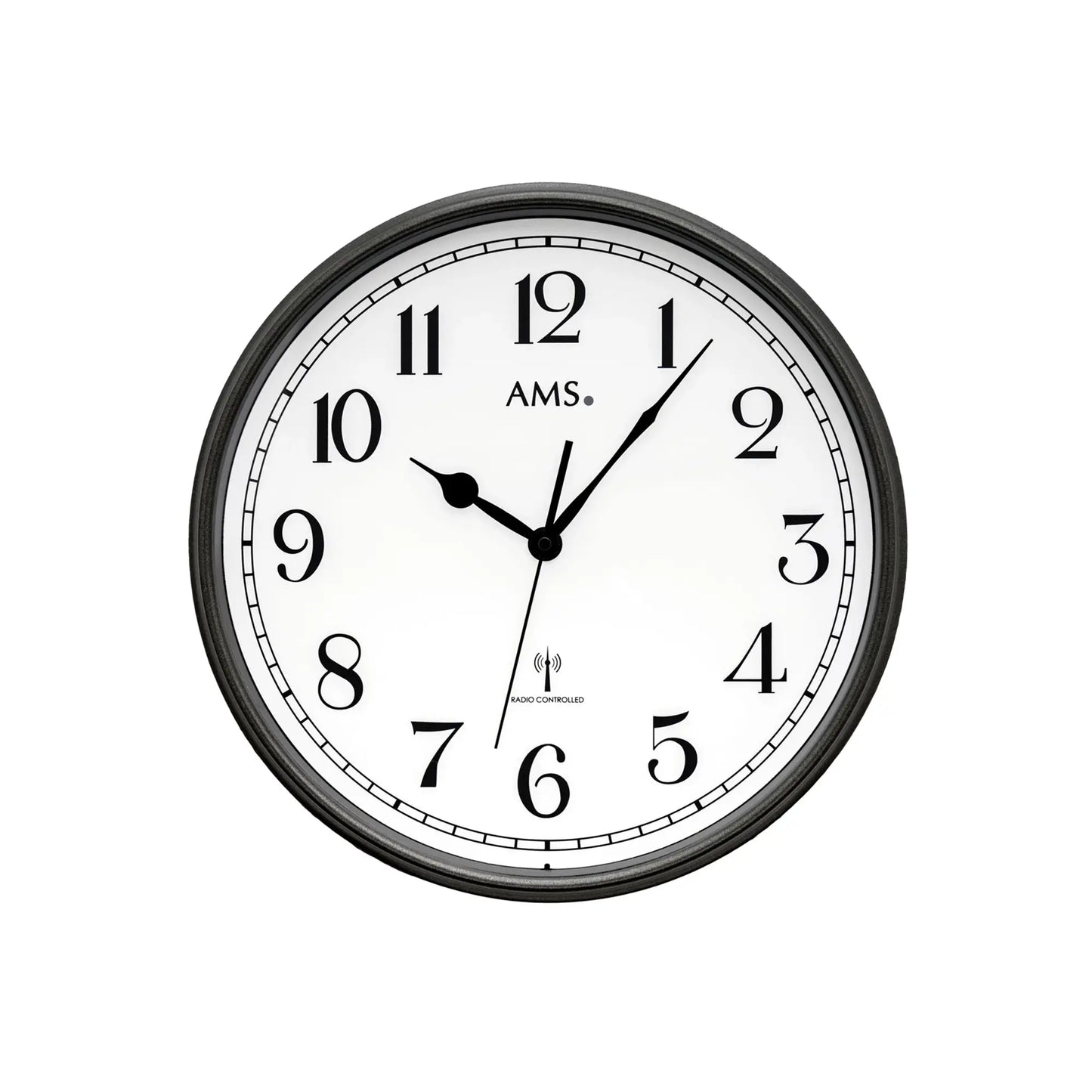 Runde AMS Funk-Wanduhr mit dunklem Rand, schwarzen Zeigern und Zahlen auf weißem Zifferblatt