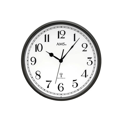 Runde AMS Funk-Wanduhr mit dunklem Rand, schwarzen Zeigern und Zahlen auf weißem Zifferblatt