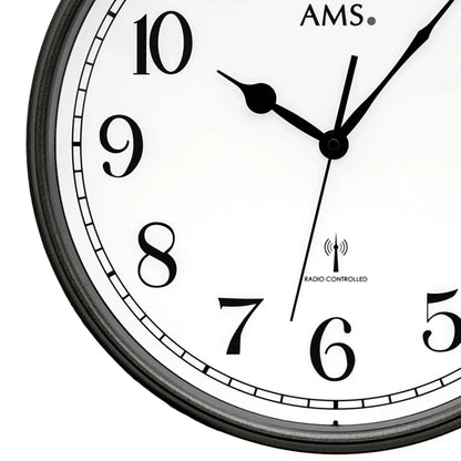 AMS Funk-Wanduhr mit dunklem Rahmen, schwarzem Zifferblatt und Funk-Symbol, Mineralglas