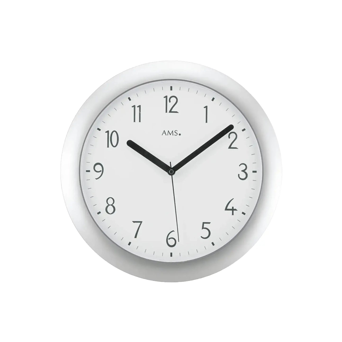 Funk-Wanduhr, rundes silbernes Kunststoffgehäuse, weißes Zifferblatt mit schwarzen Zeigern.