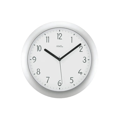 Funk-Wanduhr, rundes silbernes Kunststoffgehäuse, weißes Zifferblatt mit schwarzen Zeigern.