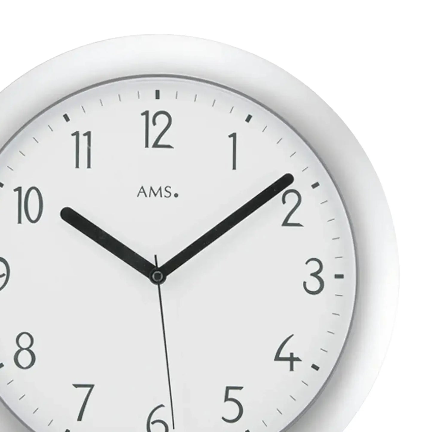 Funk-Wanduhr mit silbernem Kunststoffgehäuse, weißem Zifferblatt und schwarzen Zeigern.