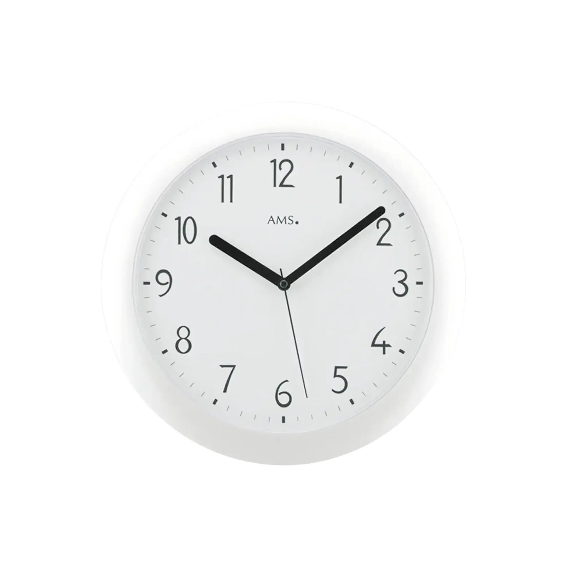 Weiße runde Wanduhr mit schwarzen Zeigern, Ziffernring und AMS-Schriftzug.