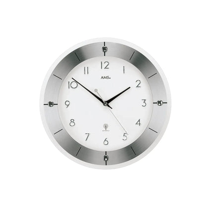 Wanduhr mit silbernem Rahmen und weißem Zifferblatt, schwarz markierten Stunden