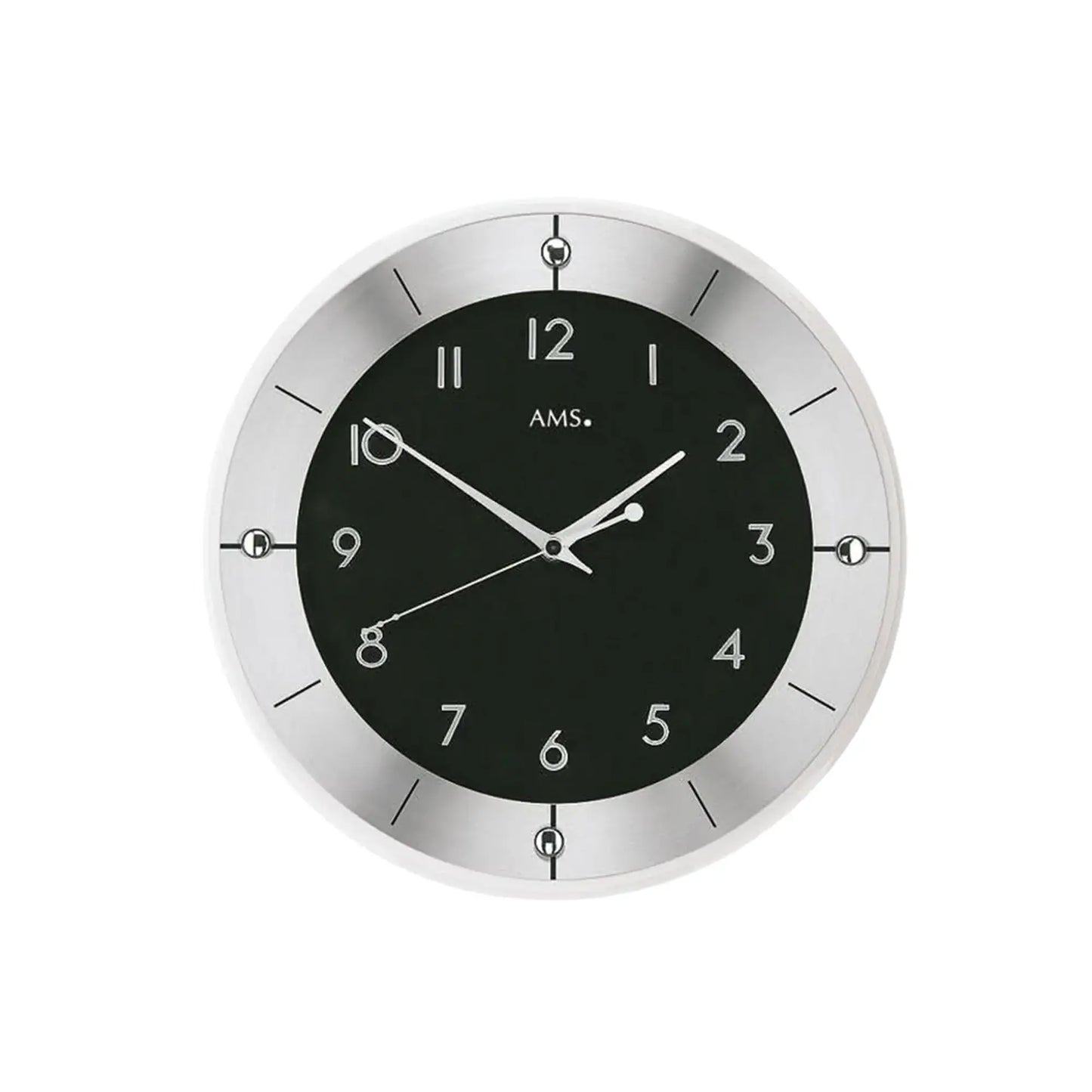 Wanduhr mit schwarzem Ziffernblatt, silbernem Rahmen und arabischen Ziffern