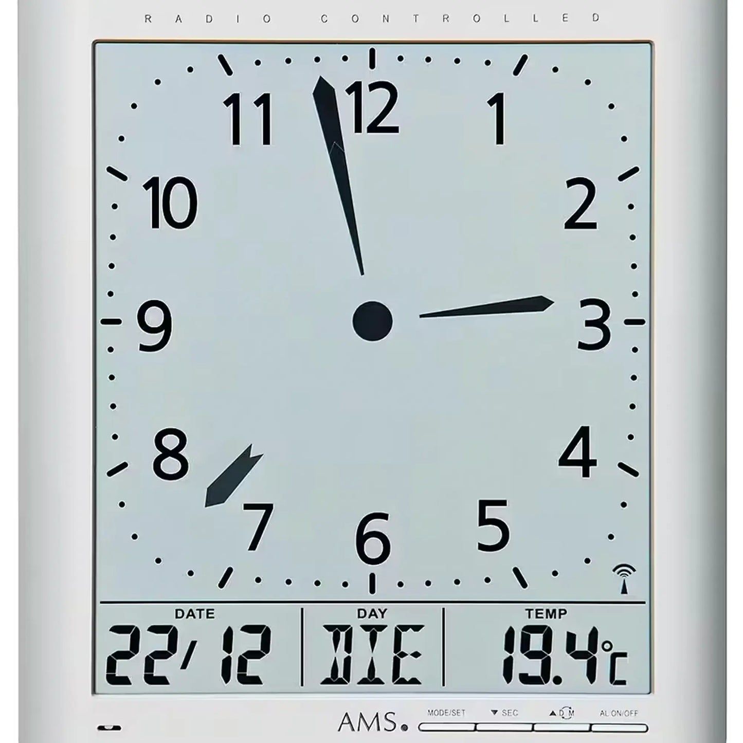 Silberne Funk-Wanduhr mit analogem Zifferblatt und digitaler Anzeige für Datum, Tag, Temp