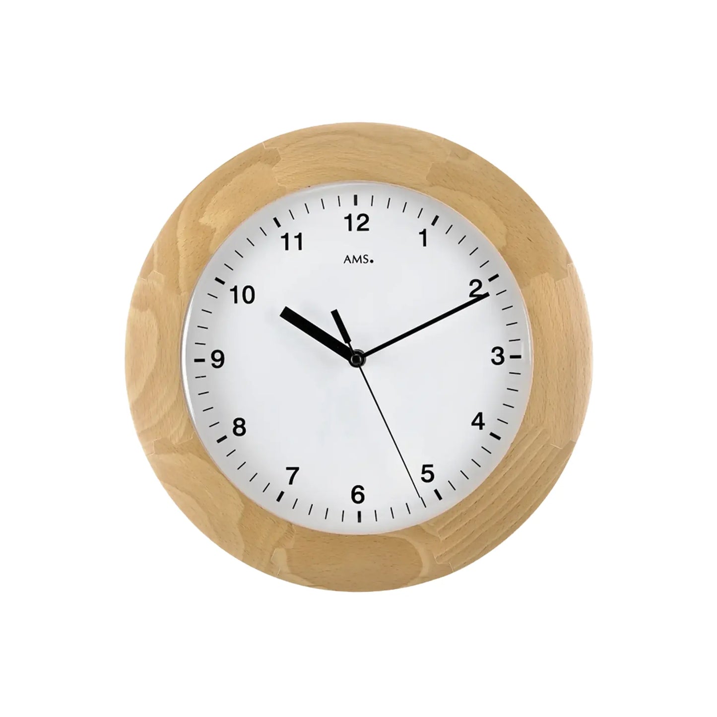 Runde Wanduhr mit hellem Holzgehäuse, weißem Zifferblatt und schwarzen Zeigern