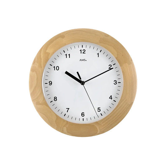 Runde Wanduhr mit hellem Holzgehäuse, weißem Zifferblatt und schwarzen Zeigern
