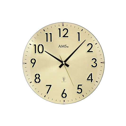 Runde Wanduhr mit goldfarbenem Zifferblatt, schwarzen Zeigern, Ziffern 1–12 und AMS-Logo