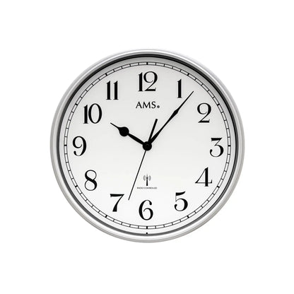 Runde Funk-Wanduhr, silberner Rahmen, weißes Ziffernblatt mit schwarzen Zahlen und Zeigern