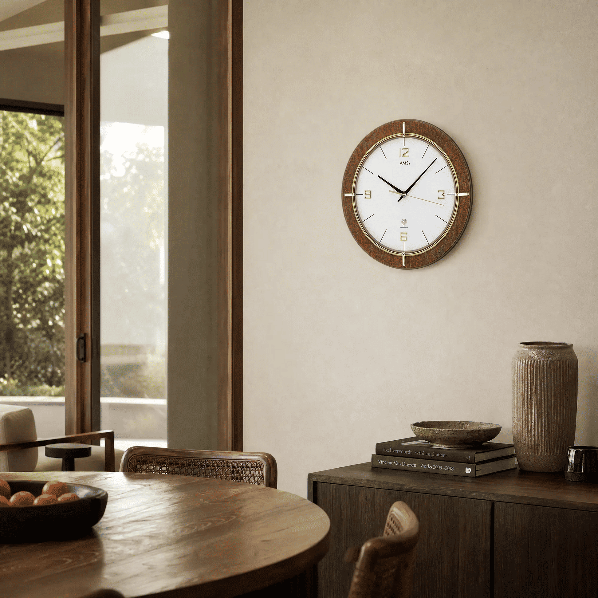 Funk-Wanduhr an der Wand: nussbaumfarbener Rahmen, weißes Zifferblatt, goldene Zeitzahlen