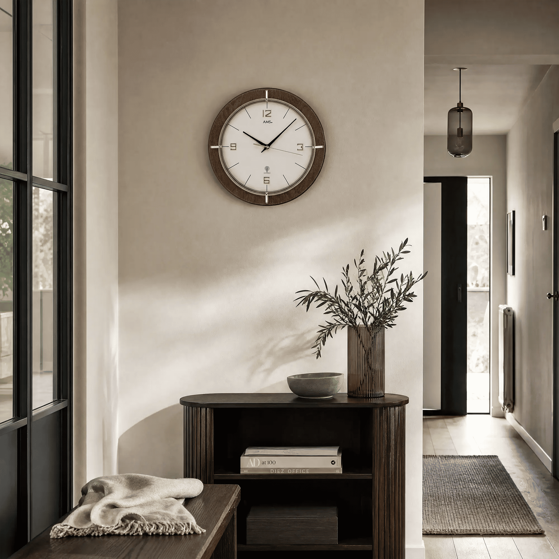 Funk-Wanduhr im Holzrahmen mit weißem Zifferblatt und goldenen Stundenmarkierungen
