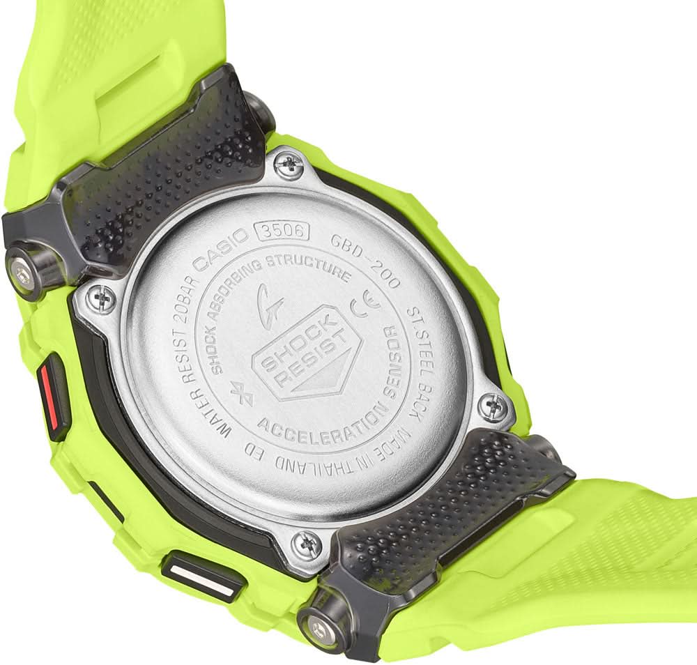 Parte trasera de un reloj deportivo verde neón con impresión en la carcasa