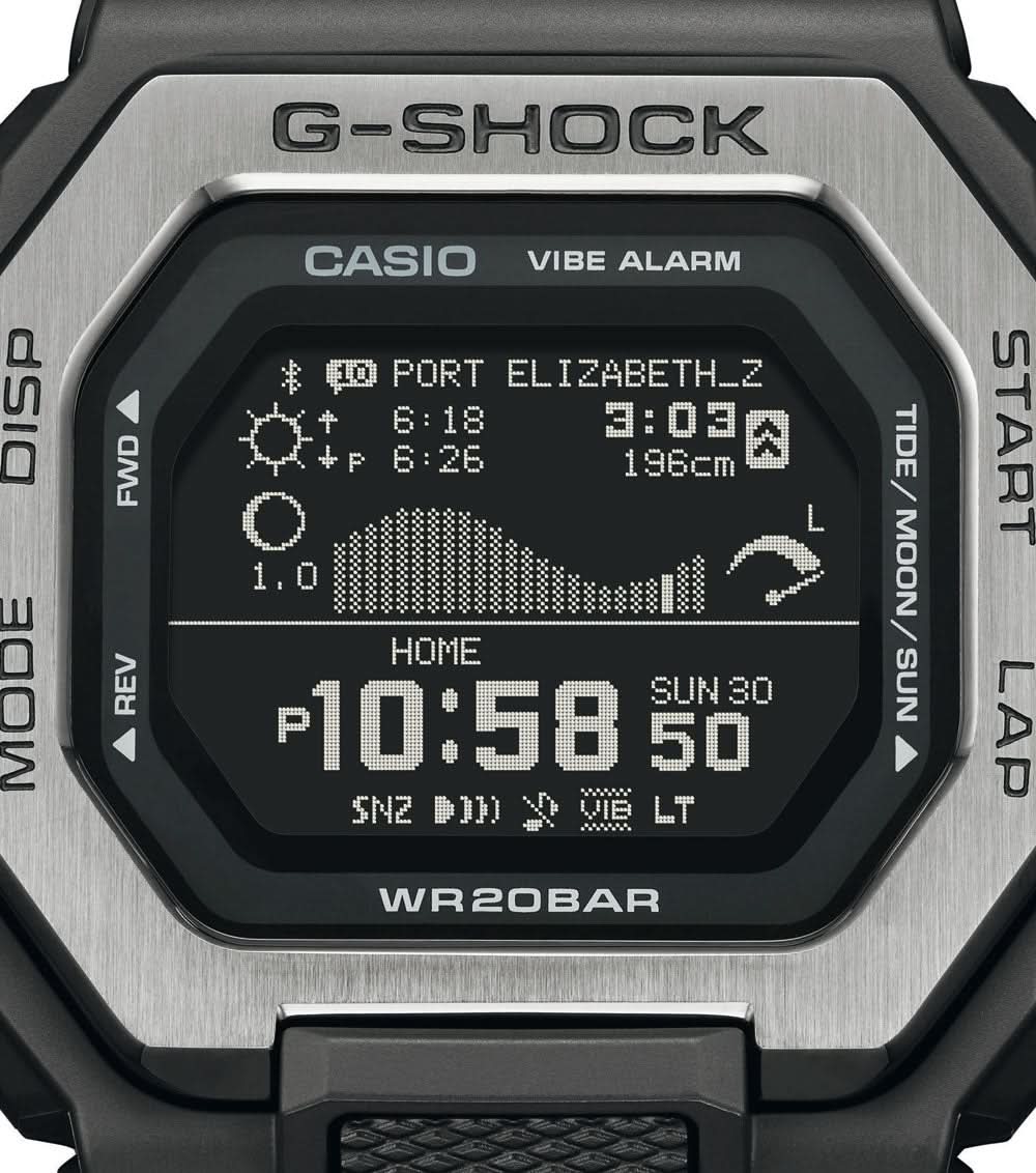 Primer plano del frontal de un reloj deportivo: bisel plateado, pantalla negra, WR20BAR