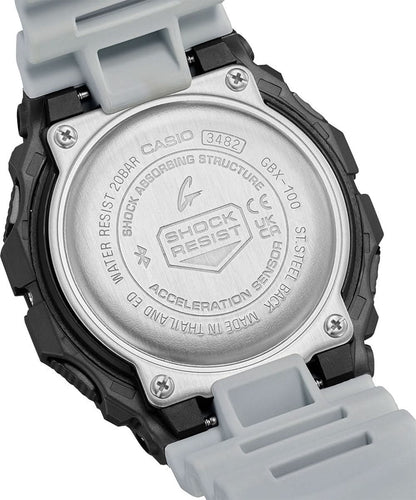 Detalle de la parte trasera de un reloj deportivo: fondo de acero inoxidable, tornillos y asas de la correa en gris claro