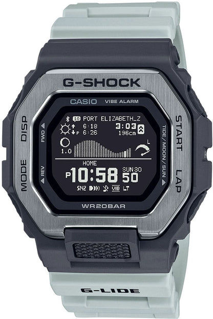 Reloj deportivo con correa de goma en gris claro, caja negra y pantalla LCD redonda