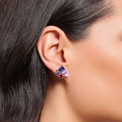 Pendientes con cuatro circonitas de colores, llevados en la oreja