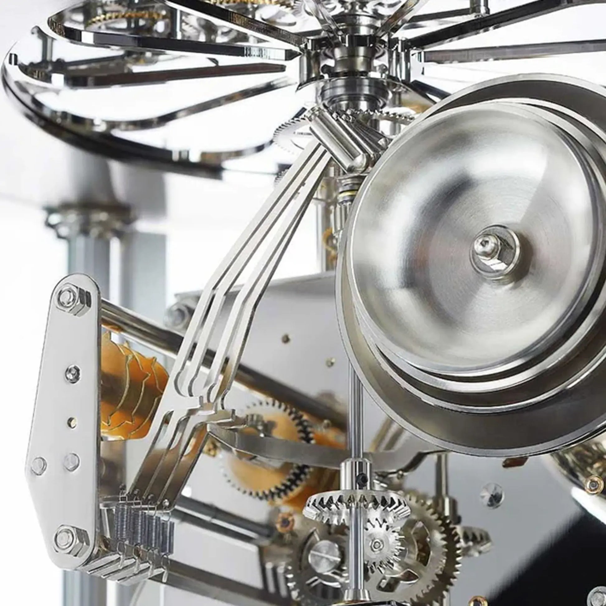 Mecanismo de reloj de mesa con grandes ruedas metálicas bajo la campana de cristal