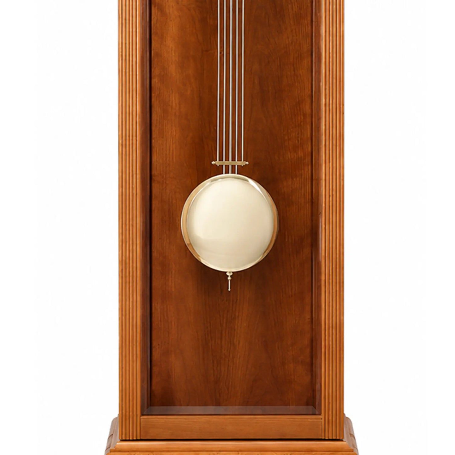 Reloj de pie de madera con péndulo en la parte frontal de la puerta cerrada