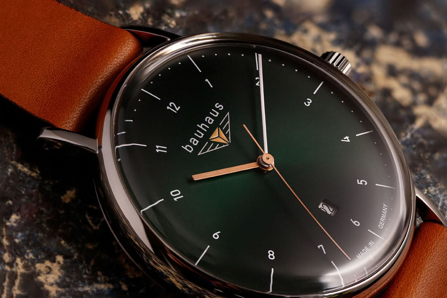 Reloj de hombre con correa de cuero marrón, caja plateada y esfera verde oscuro, manecillas finas
