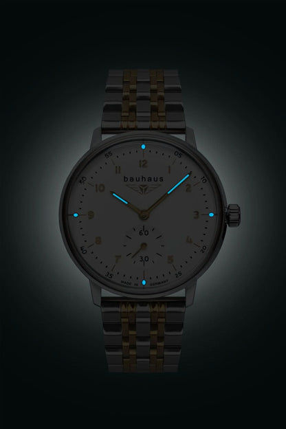 Reloj de mujer oscuro con esfera redonda, marcadores de hora azules y correa de metal
