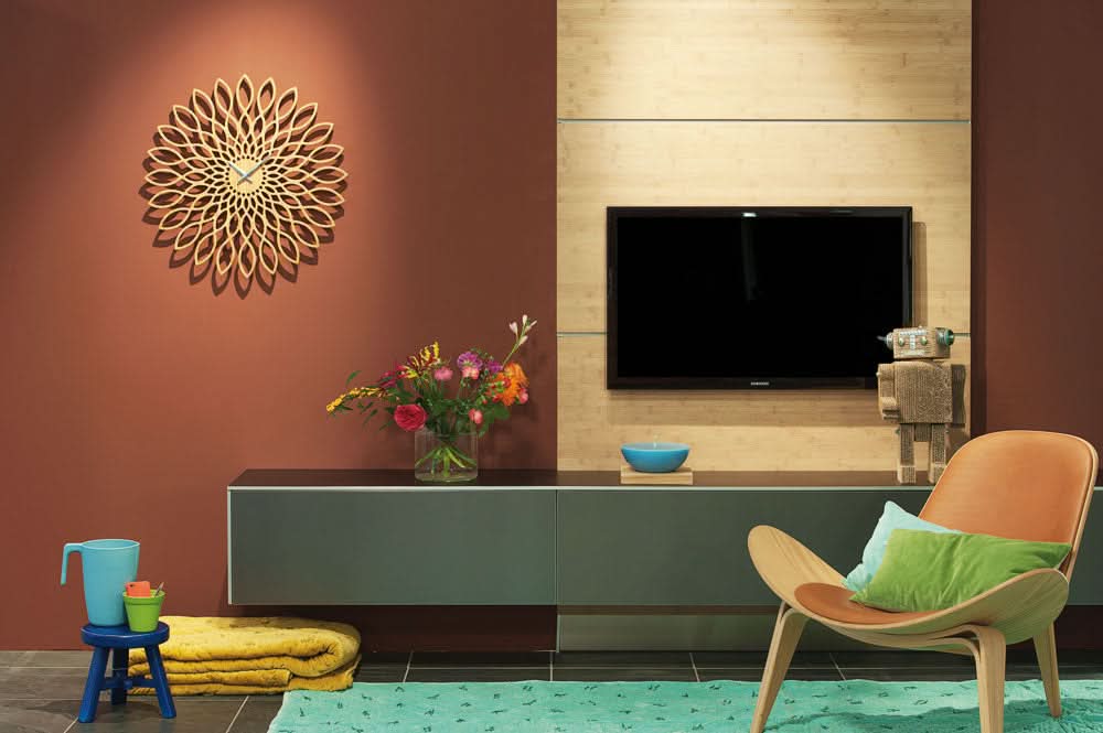 "Reloj de pared con decoración de madera Sunflower y manecillas visibles en la pared"