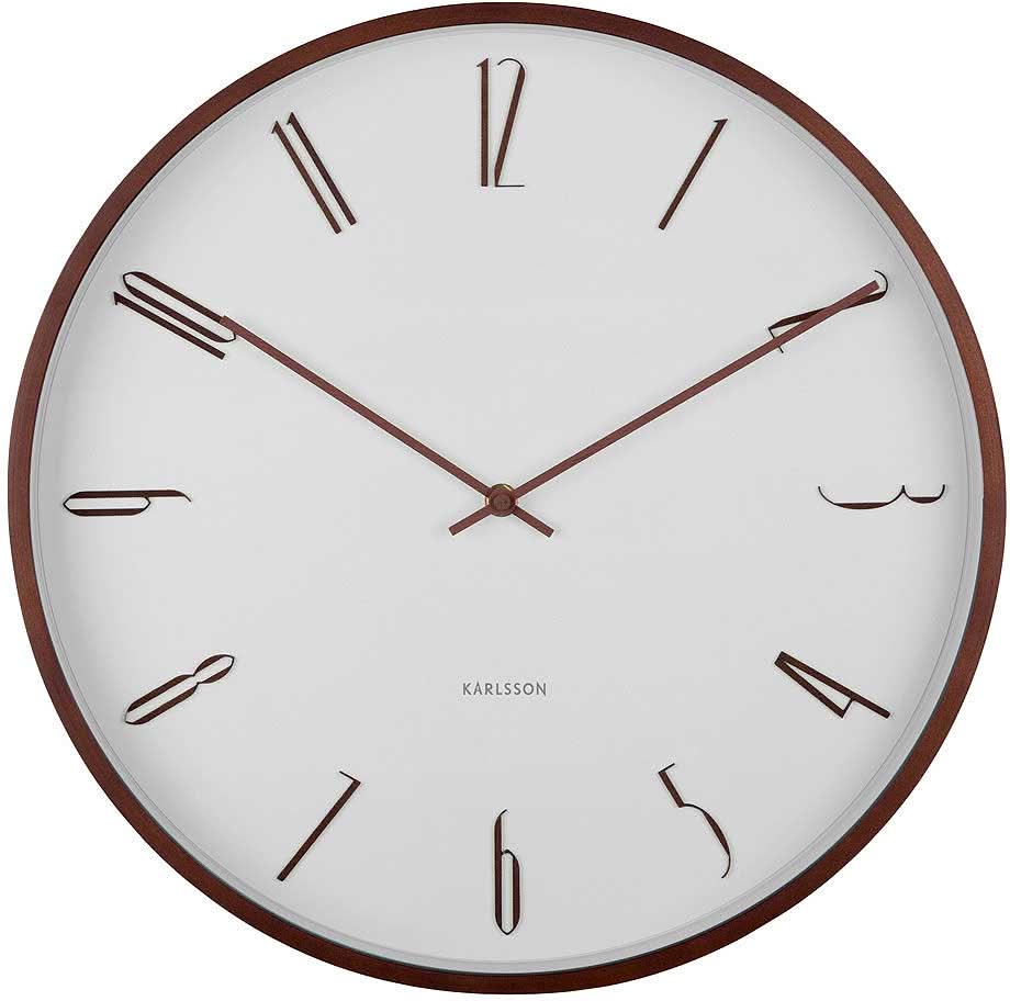 Reloj de pared redondo con esfera clara y marco de madera oscura, manecillas y logo de Karlsson