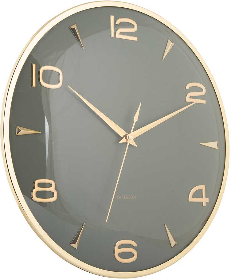 "Reloj de pared con esfera gris, manecillas y números dorados, bisel redondo de metal"