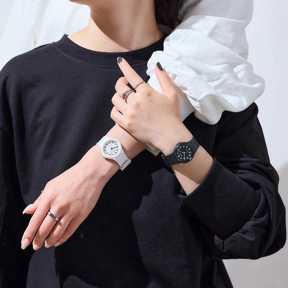 Reloj Casio para mujer en la muñeca, correa de plástico blanca y negra