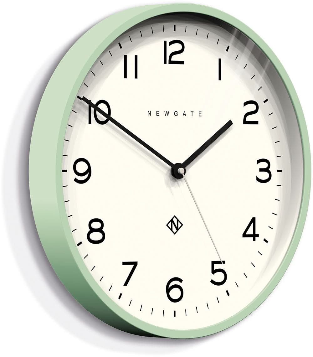 "Reloj de pared con borde color menta, esfera blanca, números y manecillas negras"