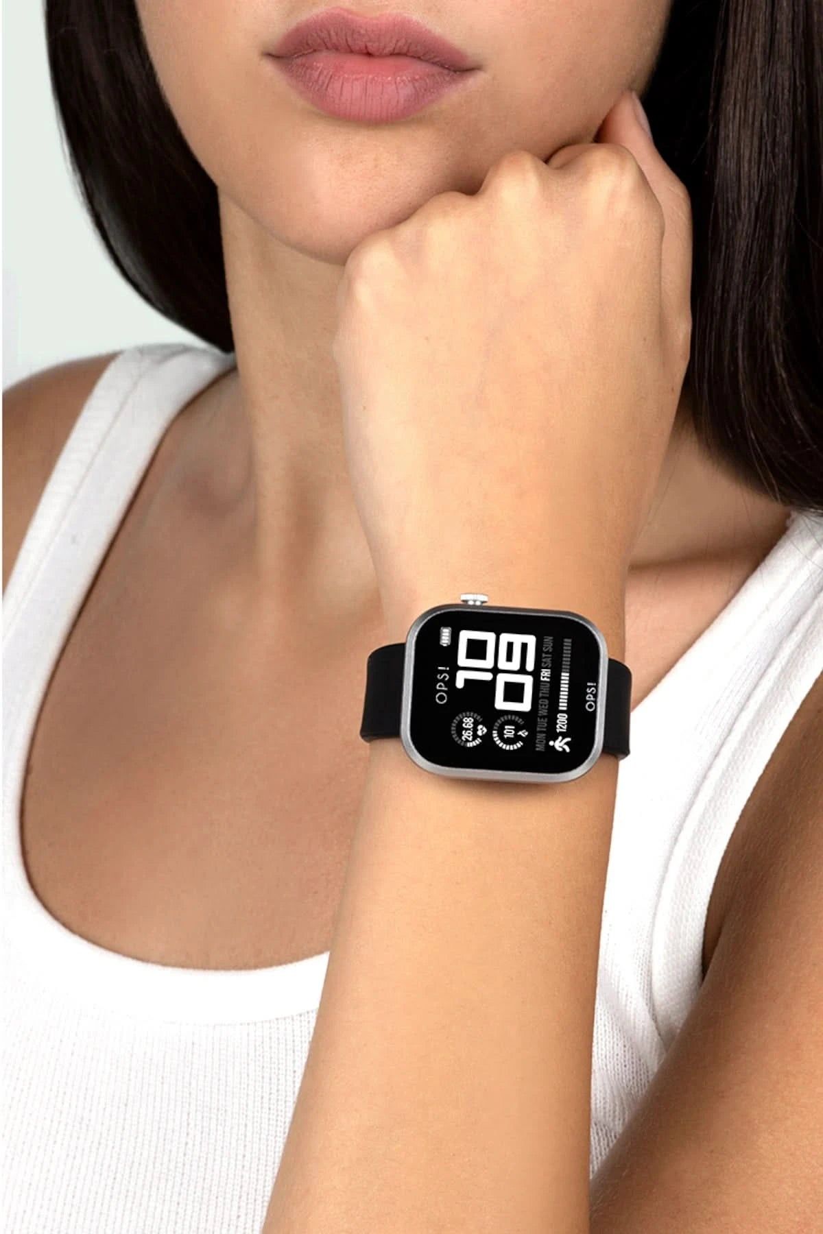 Reloj inteligente unisex en la muñeca con pantalla negra y correa de silicona negra