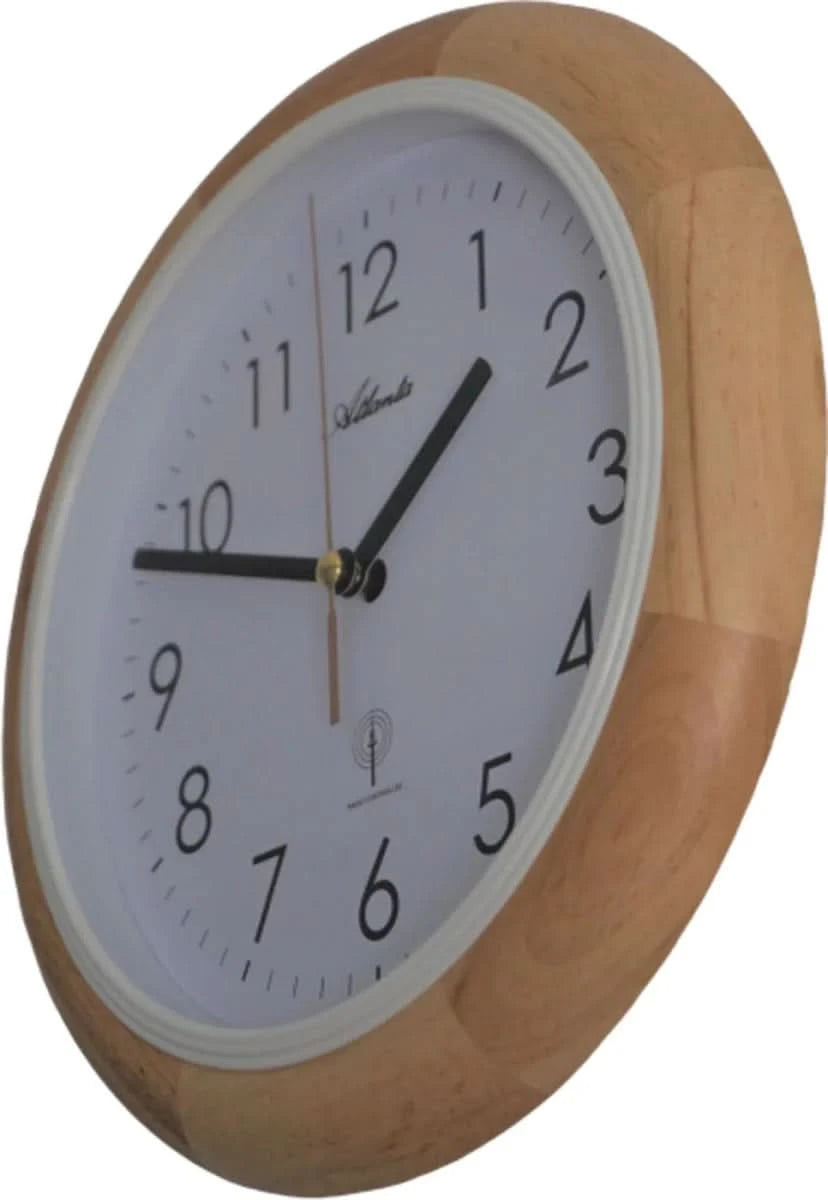 "Reloj de pared con caja de madera en perfil, esfera blanca y manecillas negras"