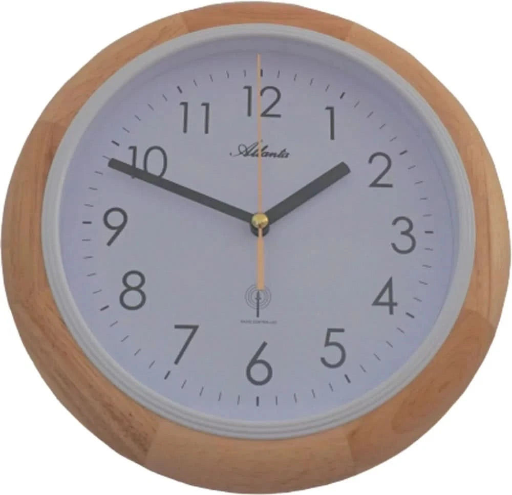 Reloj de pared con marco de madera y esfera clara, números y manecillas negras