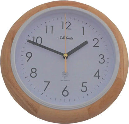 Reloj de pared con marco de madera y esfera clara, números y manecillas negras