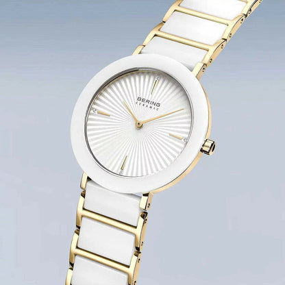 "Reloj Bering para mujer con correa de cerámica blanca y detalles dorados, esfera redonda"