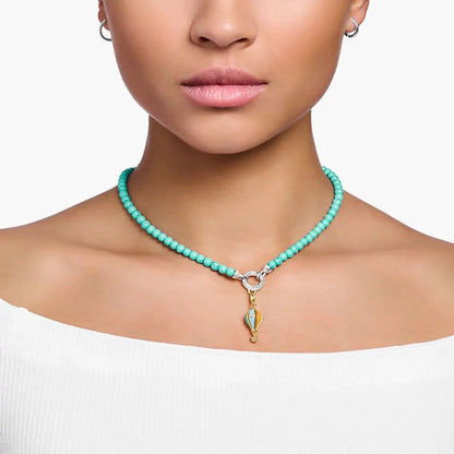 "Collar de perlas turquesa con colgante de globo aerostático esmaltado en tono dorado"