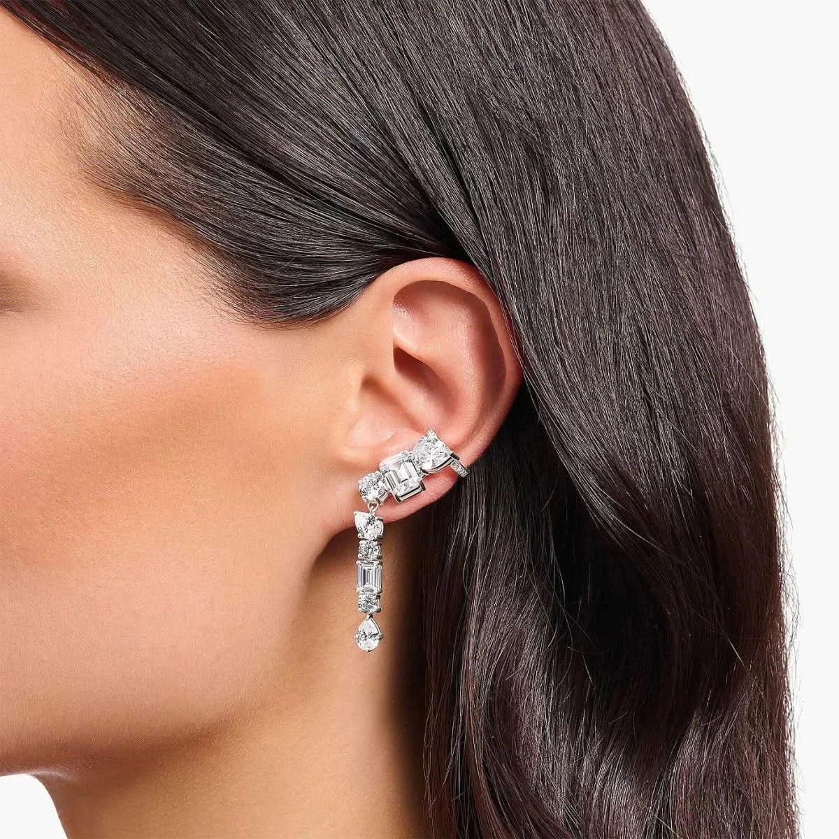 Earclimber largo con earcuff de pedrería en la oreja, plateado, piedras transparentes