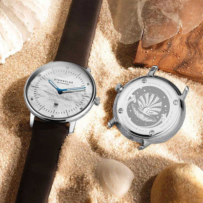 Dos relojes de mujer con correa de cuero marrón, caja plateada y esfera blanca.
