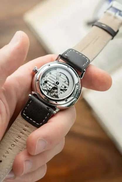 Unisex zegarek z widocznym mechanizmem, czarny skórzany pasek, srebrna koperta