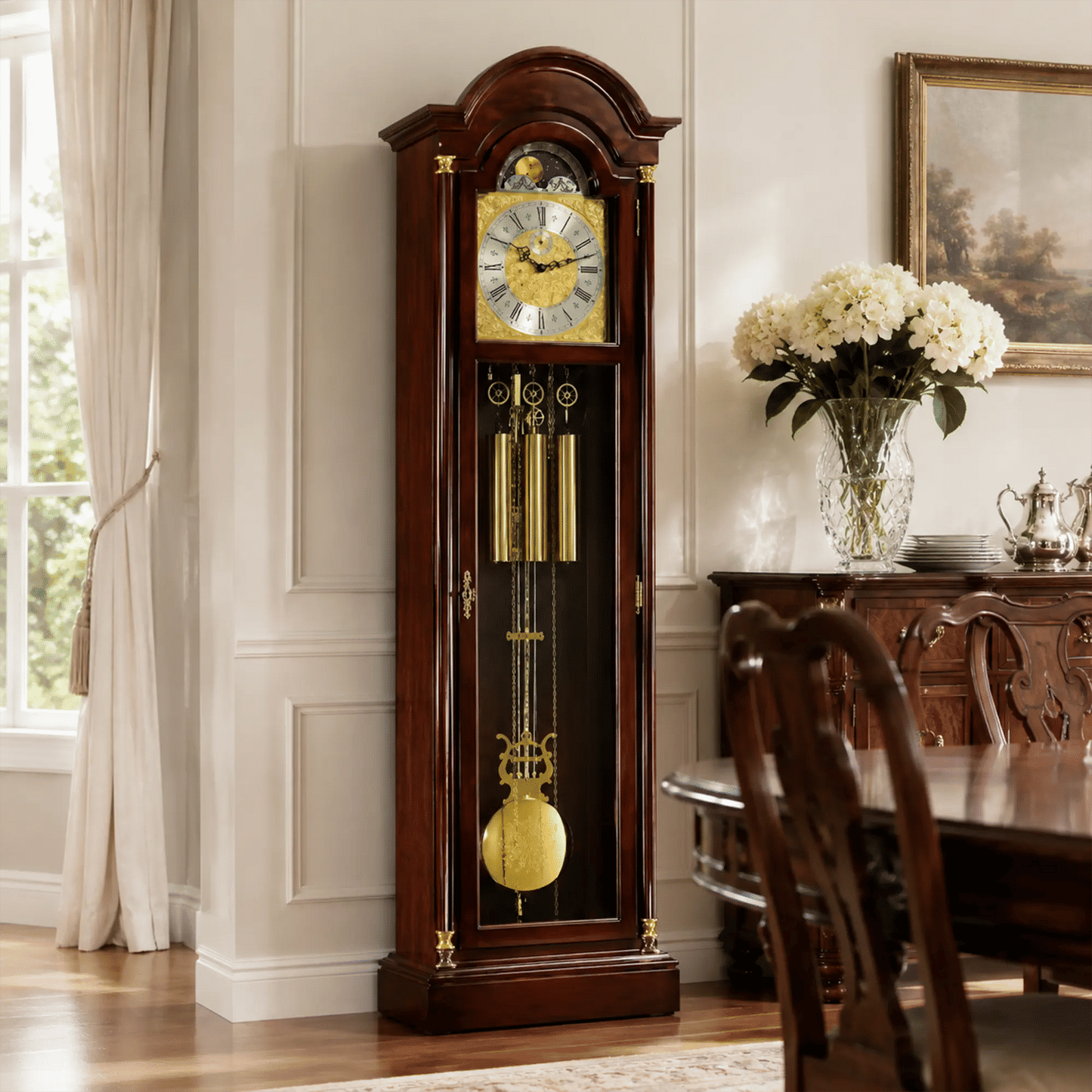 Péndulo de reloj de pie con esfera dorada y cadena, dentro de la caja de madera