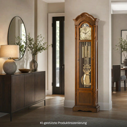 Standuhr in Nussbaumoptik mit quadratischem Glasgehäuse und sichtbarem Pendel
