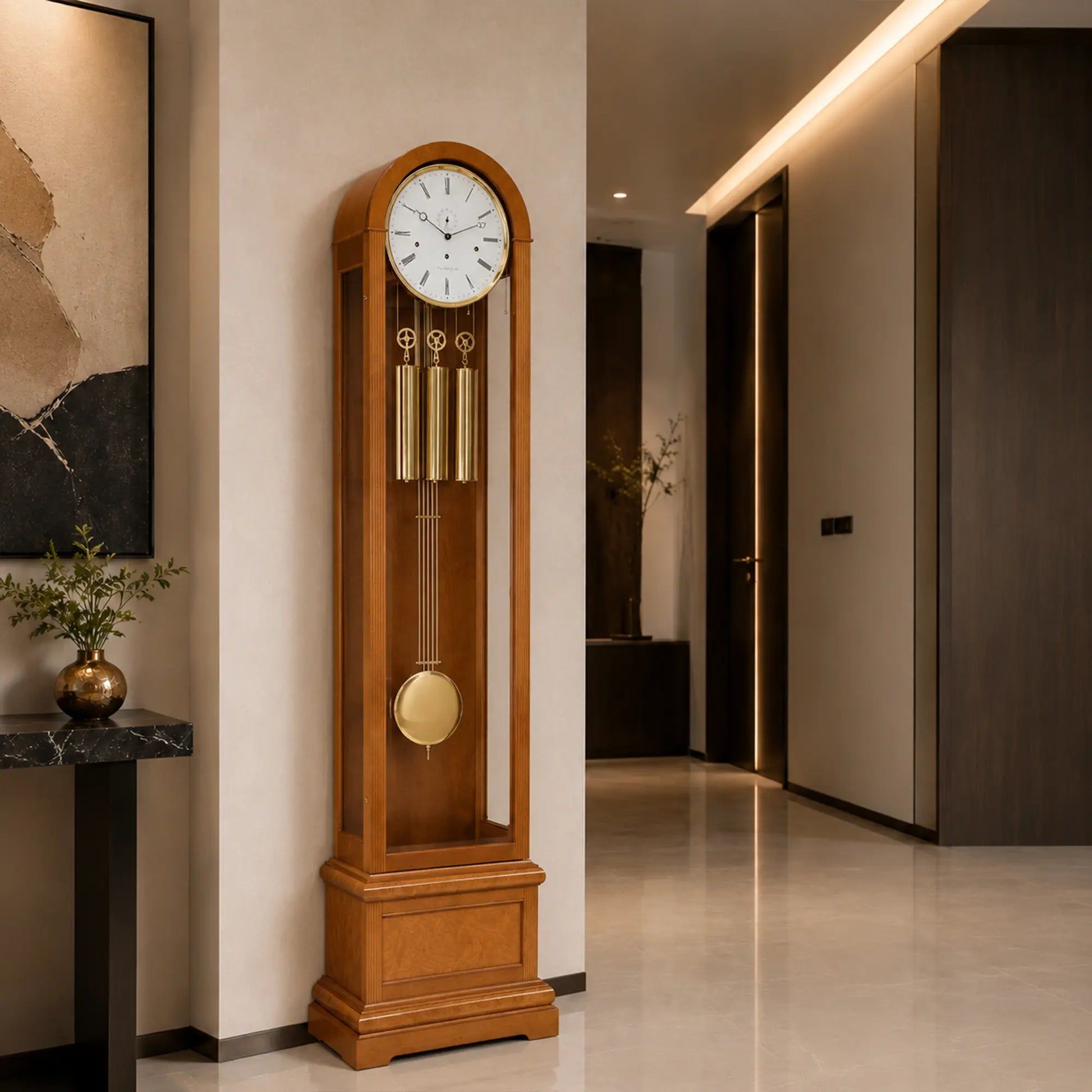 Reloj de pie de madera con esfera redonda, varillas de sonido y bola en el péndulo