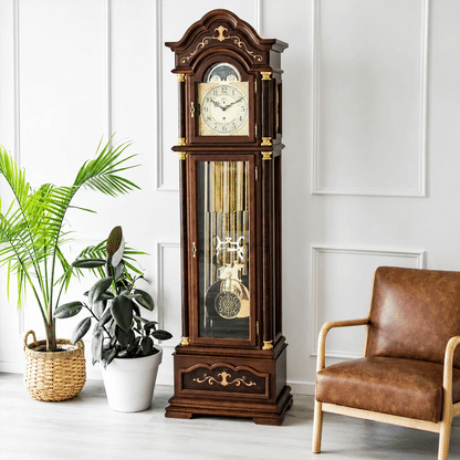 Reloj de pie de madera con esfera redonda y péndulo en inserto de cristal