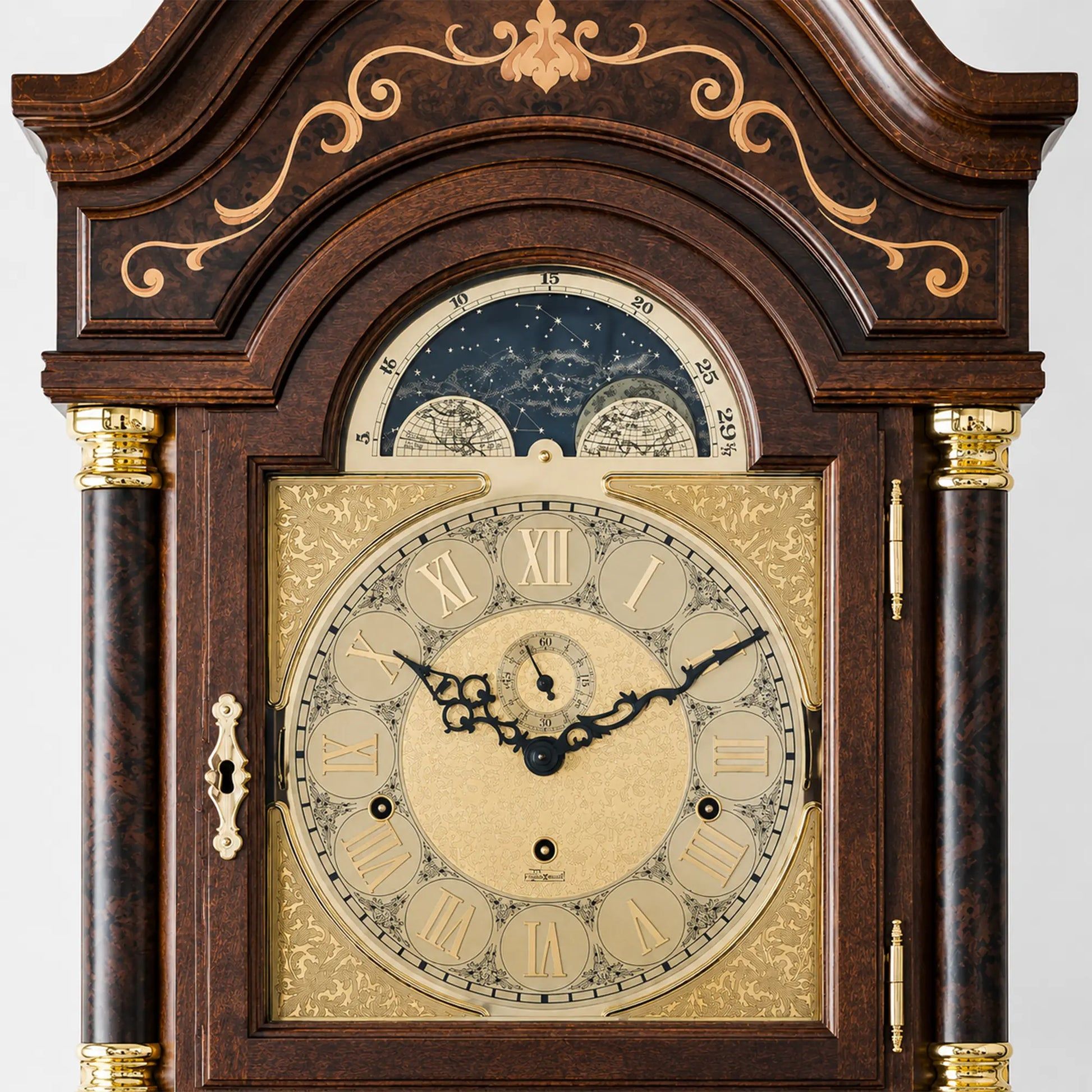 Esfera de reloj de pie con indicador de fases lunares y números romanos