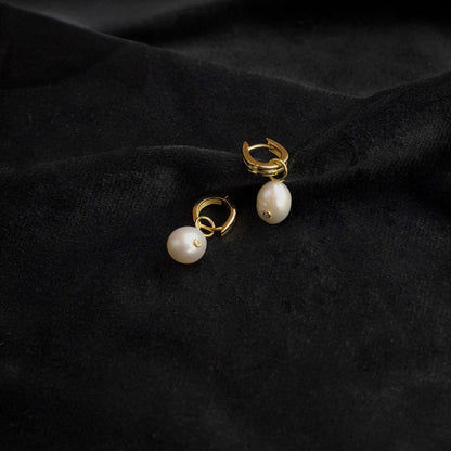 Aros dorados con colgante de perlas