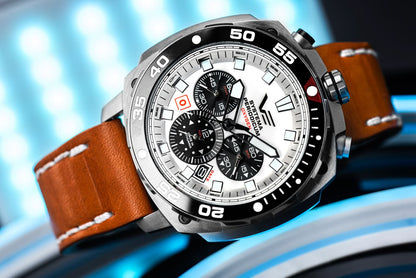 Reloj de hombre con correa de cuero marrón, caja plateada, esfera blanca y cronógrafo