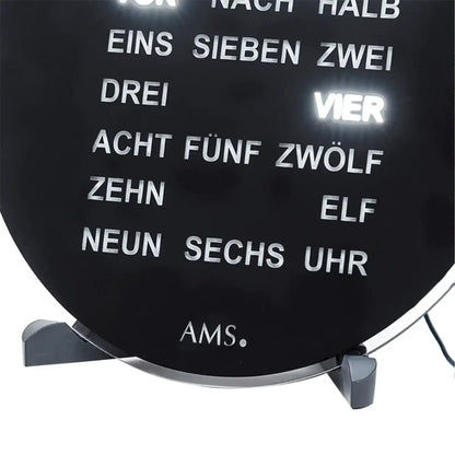 Nahaufnahme schwarzes AMS Ziffernblatt mit leuchtenden Uhrzeiten