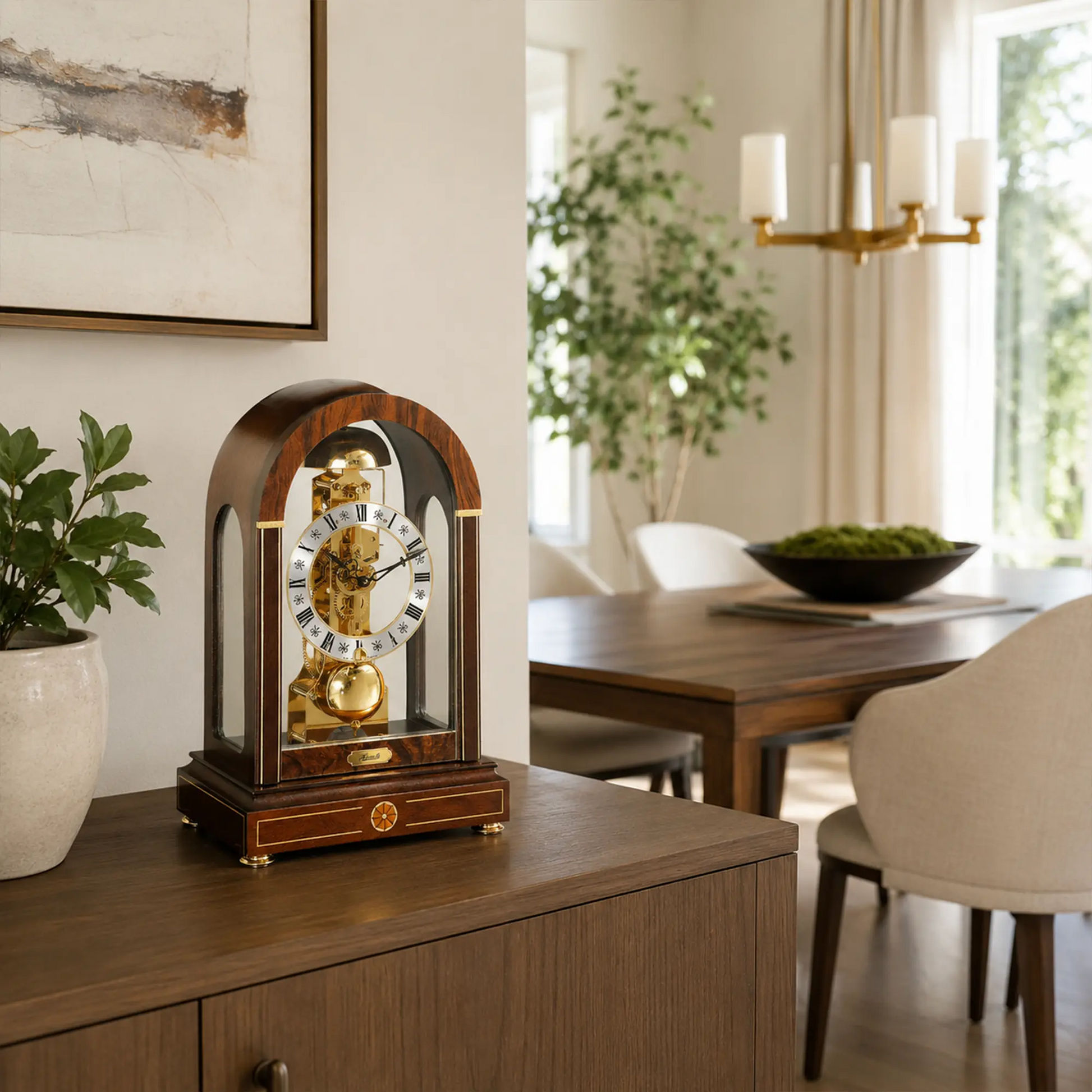 Reloj de mesa de madera sobre aparador con arco de cristal y esfera dorada