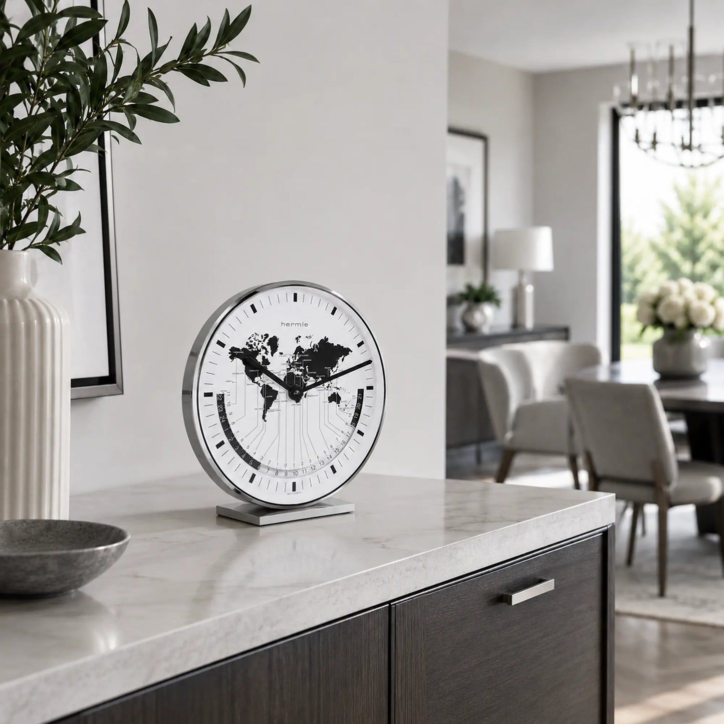 Reloj de mesa de metal con pantalla de hora mundial en esfera blanca, manecillas negras
