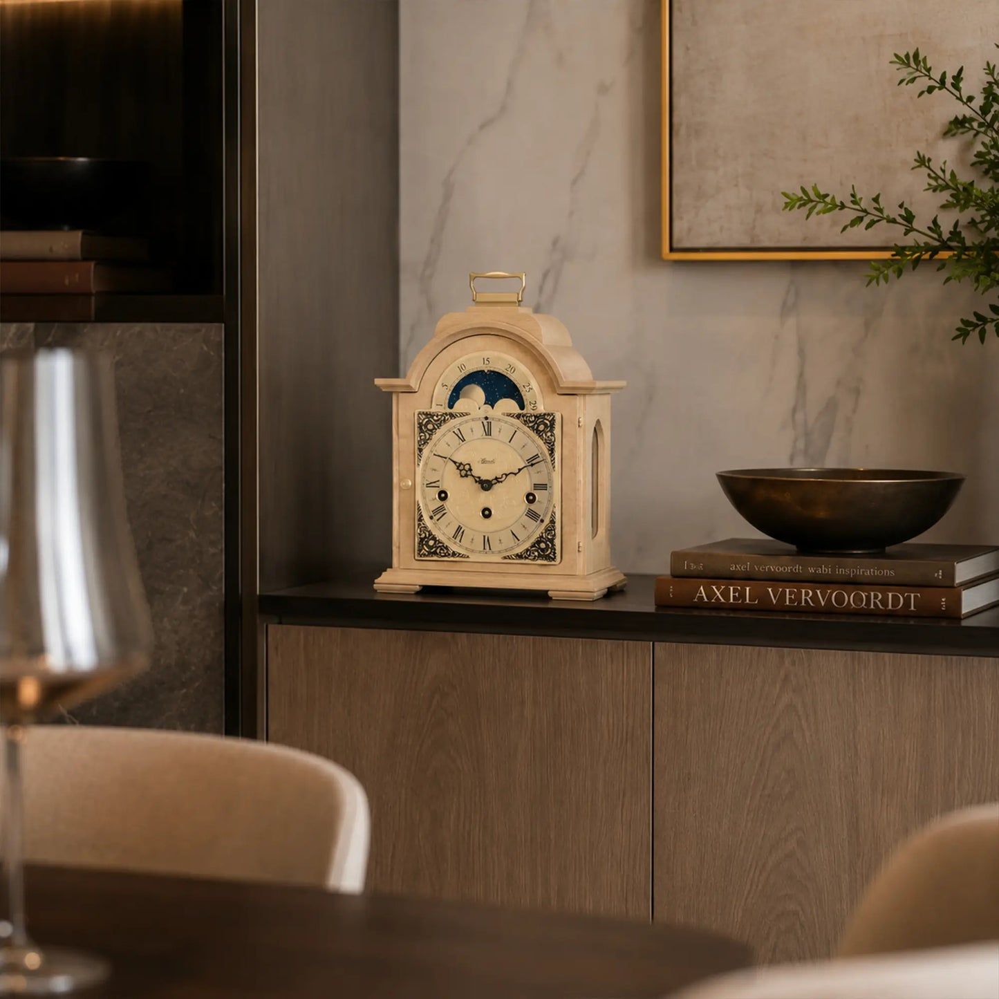 Reloj de mesa de madera clara con borde rectangular decorativo, fase lunar y esfera romana